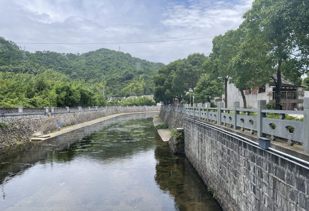 Det er moderat til kraftig regn i den sørlige delen av Ningbo i dag