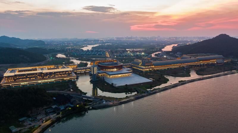 Ningbo internasjonale konferansesenter lyser opp